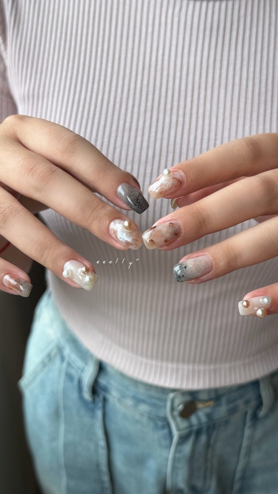 eeelly nail 竹南頭份美甲形象 Banner，展示灰色暈染與珍珠凝膠美甲作品
