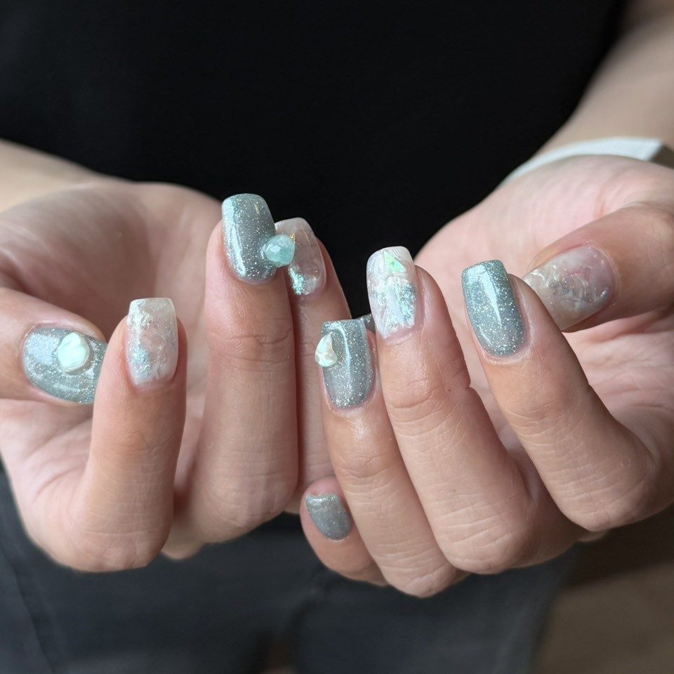 eeelly nail 甲師自由發揮凝膠美甲作品，依色系、手型與日常風格搭配設計
