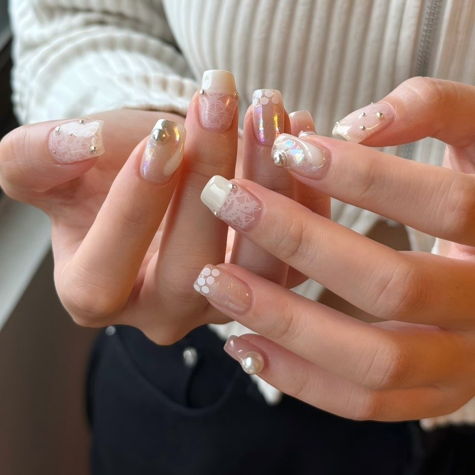 eeelly nail 柔和色系凝膠美甲作品，作為品牌介紹背景圖